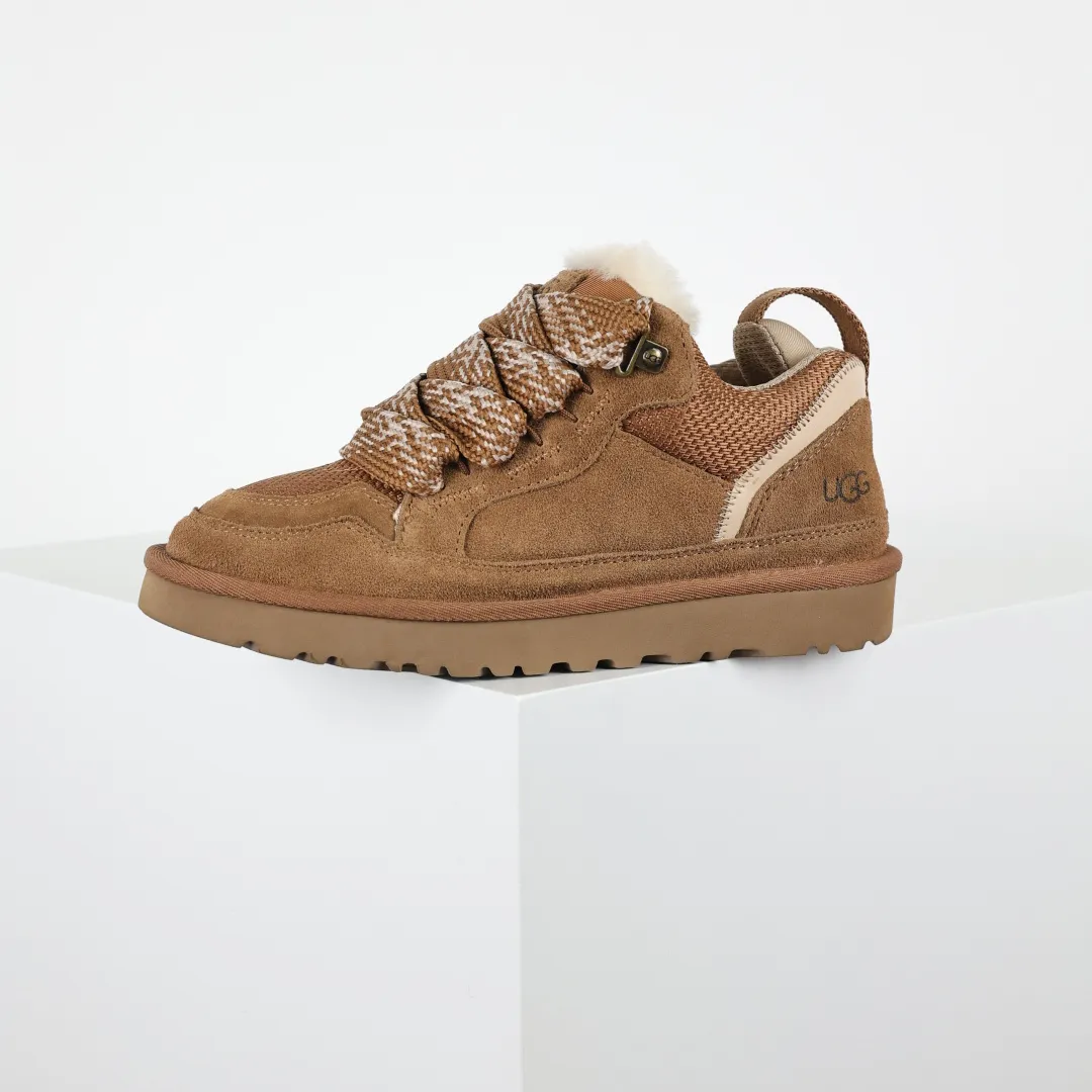 Pick up locally 💰660 Core recommended good price Independently developed original outsole, cashmere insole, keeping warm in winter, suitable for home use. In recent years, uug has launched a style series, which is partially skewed towards the preferences of young consumers, and has also been at the forefront of fashion trends. Shoe body material, water-repellent coated suede upper, 17mm UGGPURE™ implanted wool insole, lightweight non-slip and comfortable rubber outsole, with brand LOGO, complete packaging, size: 35 36 37 38 39 40